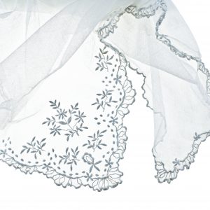 1560 Etnografia - Fragment chusty czepcowej, tiul wyszyty delikatnym haftem o  motywach kwiatowych, Zyndranowa, sprzed 1939 r., dł. 89 cm, szer. 85,5 cm