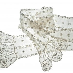 1649 Etnografia - Fragment szala mieszczańskiego z białego tiulu, ręcznie wyszyty płaskim i wypukłym haftem, sprzed 1939 r., Krosno, dł. 165 cm, szer. 20 ,5 cm,