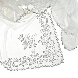 1672 Etnografia - Fragment chusty tiulowej, Haczów, sprzed 1939 r., rękodzieło, haft biały o motywach roślinnych, wys. 90 cm, szer. 92 cm