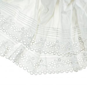 2323 Etnografia - Fragment spódnicy z białego płótna, wyszywany ręcznie białym, ażurowym haftem, pochodzi z Iskrzyni , z końca XIX w., wys. 87 cm, szer. góry 76 cm, szer. spodu 330 cm