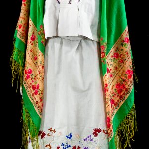 2354 Etnografia - Pogórzański strój ludowy, chusta noszona w Szebniach, koszula z Zarzecza, zapaska z Żarnowca (1890) i spódnica z Szebni (1874), całość, koniec XIX i początek XX w.