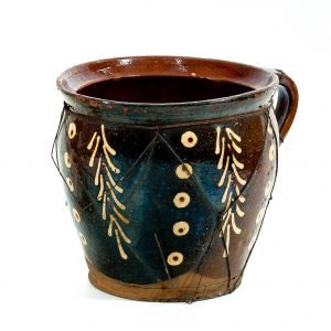 242 Etnografia -Gorcek - mlicok, garnek gliniany, drutowany, Lubla, sprzed 1939 r., wys. 19,1 cm, śr. dna - 14 cm, śr. brzuśca - 20 cm, śr. wylewu - 20 cm.