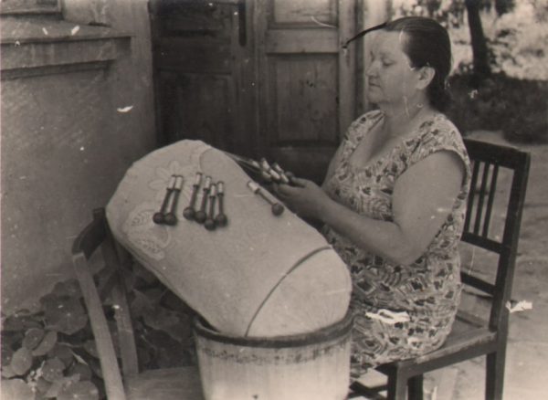 244 A.F. Etnografia, Koronczarka Julia Stopak, Jasło, 1960 r.