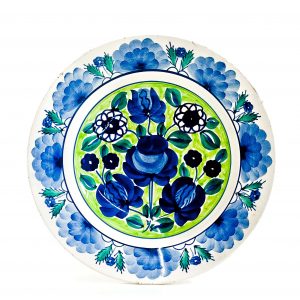 2628 Etnografia - Talerz, wyrób fabryczny ukształtowany w formie, ręcznie malowany, zakupiony w Jaśle w 1998 r., śr. 24,5 cm