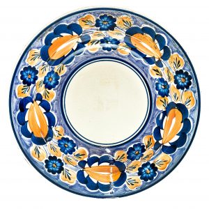 2628 Etnografia - Talerz dekoracyjny, głęboki, fajans fabryczny, ręcznie malowany, Włocławek, ok. 1973 r., ze zbiorów Stanisława Kadyiego, śr. 24,5 cm   -min