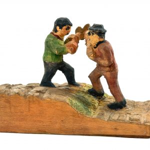 2675 Etnografia - Bitka o miedzę, Stanisław Augustyn, Kamienica Dolna, 1980 r., wys. 15 cm, szer. 21,5 cm, gł. 11, 2 cm  -min