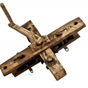 2690 Etnografia - Przyrząd do skręcania sznurów, wykonany ręcznie, drewniany, składający się z 5 kół zębatych, listew i korby, Brzyska, XIX w., wys 26 cm, szer. 45 cm