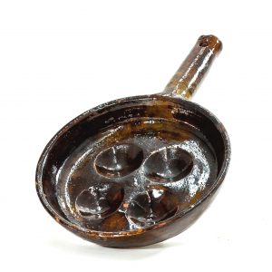 2702 Etnografia - Patelnia z gliny, wykonana przez Mariana Biernackiego, z Kłodawy w latach 60 - tych XX w., dł. 32 cm, śr. 20,5 cm -min