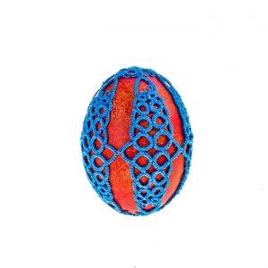 2925 Etnografia - Frywolitka, wykonana przez Annę Barnuś z Jasła w 2006 r., wys. 7 cm, śr. 4,8 cm