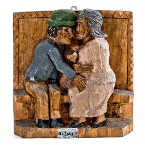 299 Etnografia - Zaloty, rzeźba autorstwa Władysława Chajca z Kamienicy Górnej, 1969 r., wys. 24 cm, szer. 23 cm, gł. 9 cm.