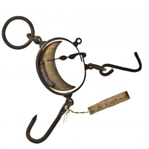 3003 Etnografia - Waga sprężyna, wykonana z żelara i mosiądzu, wyrób rodzimy, sprzed 1939 r., wys. 24,5 cm, szer. 14 cm, gł. 1,8 cm