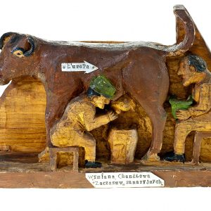 301 Etnografia - HANDEL POLSKI SANACYJNEJ, rzeźba Władysława Chajca z Kamienicy Górnej, 1969 r., wys. 23,8, szer. 32 cm, gł. 9,5 cm.