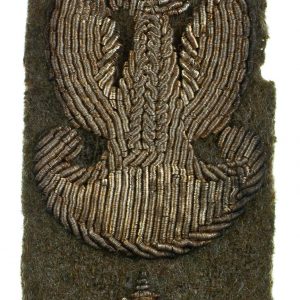 3045 AH Orzeł Polskich Sił Zbrojnych na Zachodzie, haft na tkaninie z gwiazdką typu brytyjskiego, po 1940 r. 5,8x3,2 cm.