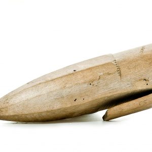 310 Etnografia, Pochwa na osełkę,  wydrążona z jednego kawałka drewna lipowego, Święcany, sprzed 1939 r., wys. 22 cm, śr. wylotu - 6,5 cm.