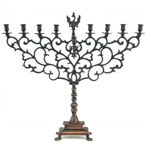 3215 AH świecznik chanukowy, XIX w., mosiądz, wzory roślinne, pośrodku orzeł w koronie