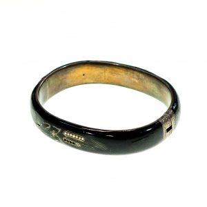 3281 AH biżuteria patriotyczna bransoleta srebrna emaliowana inkrustowana perłami słodkowodnymi, XIX w. 6,8x5,6 cm.