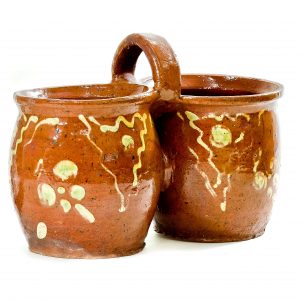 32 Etnografia - Dwojaki, utoczone na kole garncarskim w Nowym Żmigrodzie, sprzed 1939 r., wys. bez ucha - 13,5 cm, z uchem 18 cm, śr. dna 10 cm, śr. wylewu 12 cm