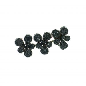 3301 AH biżuteria patriotyczna, brosza ebonitowa w formie trzech czterolistnych koniczynek, XIX w, 1,5x4 cm.