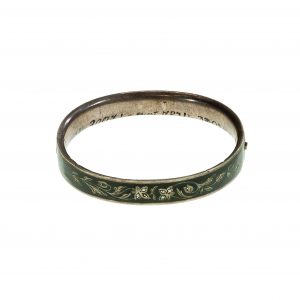 3305 AH biżuteria patriotyczna, bransoleta srebrna pokryta czarną masą inkrustowana motywem roślinnym i perłami słodkowodnymi, XIX w, 6x5 cm.