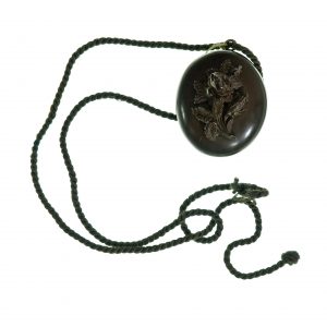 3307 AH biżuteria patriotyczna, ebonitowy sekretnik z kwiatem róży na sznurku, XIX w, 5,3x4 cm.