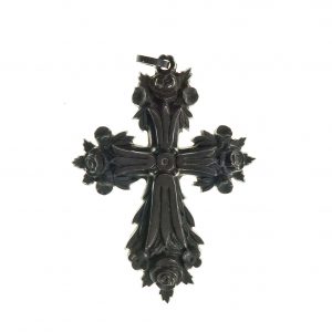3321 AH biżuteria patriotyczna, krzyżyk ebonitowy, ramiona zakończone kwiatami róży, XIX w.