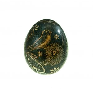 335 Etnografia - Pisanka wielkanocna, powiat jasielski, 1955r., pisanka powstała z jaja kurzego, barwą tła jest ciemna zieleń,  ornament wykonano techniką tradycyjnej drapanki