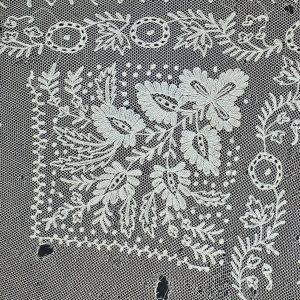 533 Etnografia - Fragment chusty czepcowej, Samoklęski, sprzed 1939 r., haft biały, płaski na tiulu, dł. 30 cm, szer. 24 cm