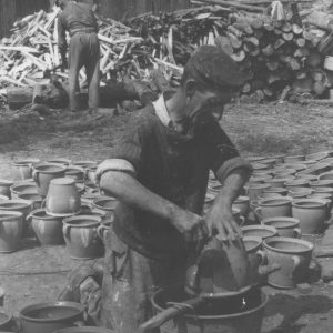 60 A.F. Etnografia, Garncarz Stefan Gajda przy pracy