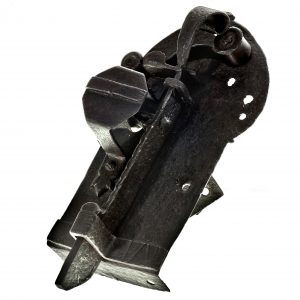 858 Etnografia - Zamek drzwiowy z okresu średniowiecza, wykonany w Jaśle, wys. 13 cm, szer. 28 cm, gł. 5 cm