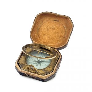 994 AH – Zegar słoneczny z pocz. XVIII w., Augsburg, mosiądz pozłacany