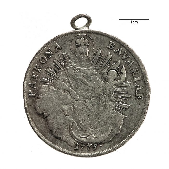 0927 Zbiory numizmatyczne St. Kadyiego; Maksymilian Józef książę bawarski (1775); talar bawarski – rewers