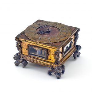 946 A-H, Zegar kaflowy, II poł. XVIIw., brąz złocony, Augsburg, 10 x 14 x 14 cm, fot. MS