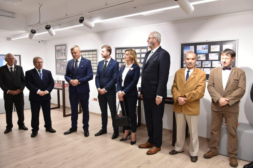 otwarcie wystawy "symbole narodowe rzeczypospolitej polskiej w zbiorach muzeum regionalnego w jaśle i kolekcji numizmatyków ptn oddział w jaśle"