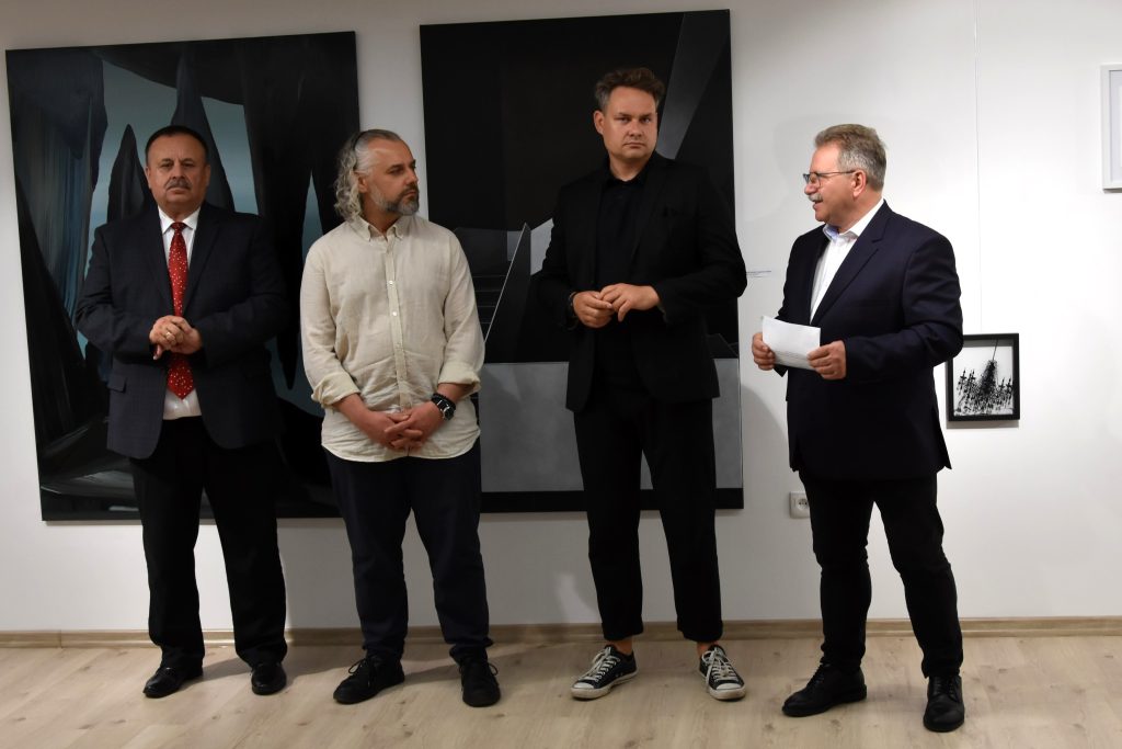 wernisaż wystawy „bez interpretacji” w muzeum regionalnym w jaśle