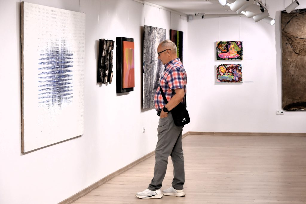 wernisaż wystawy „bez interpretacji” w muzeum regionalnym w jaśle