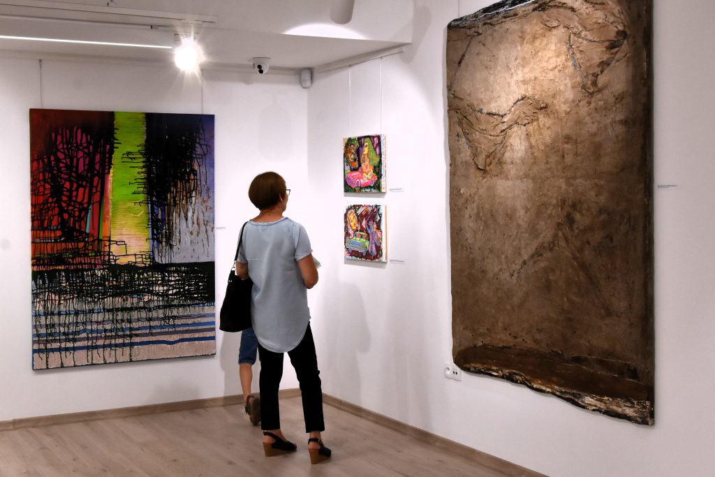 wernisaż wystawy „bez interpretacji” w muzeum regionalnym w jaśle