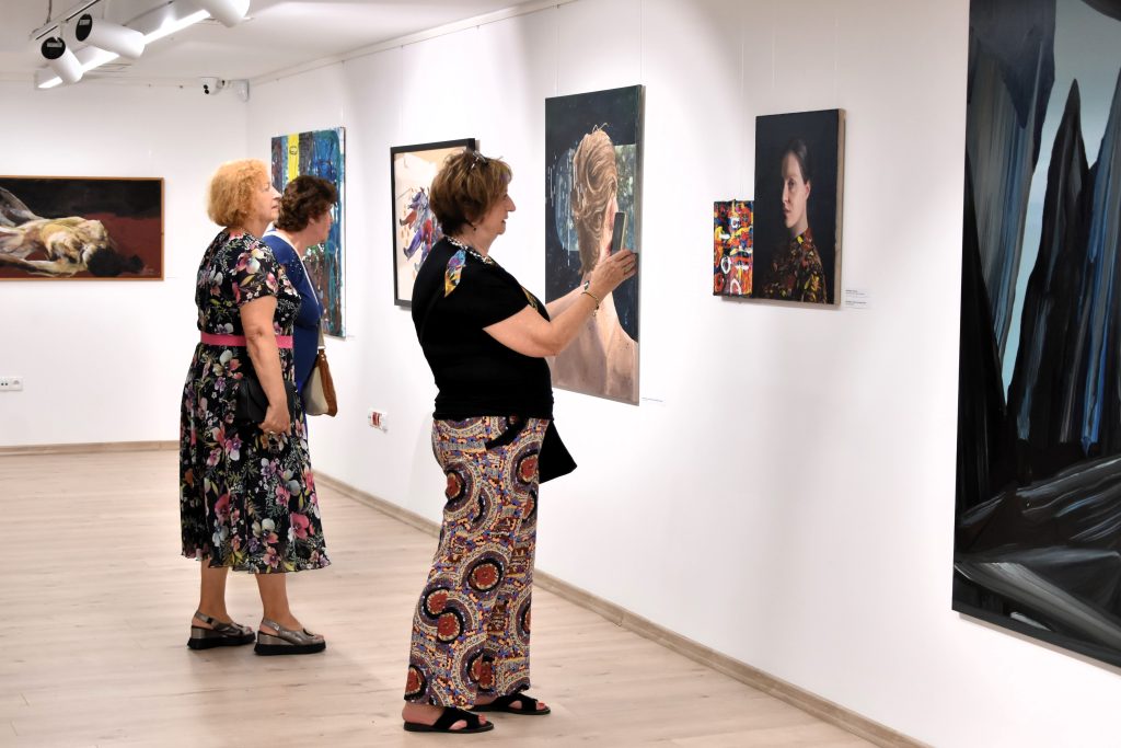 wernisaż wystawy „bez interpretacji” w muzeum regionalnym w jaśle