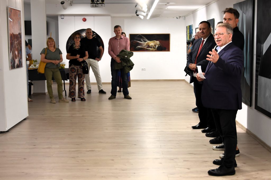 wernisaż wystawy „bez interpretacji” w muzeum regionalnym w jaśle