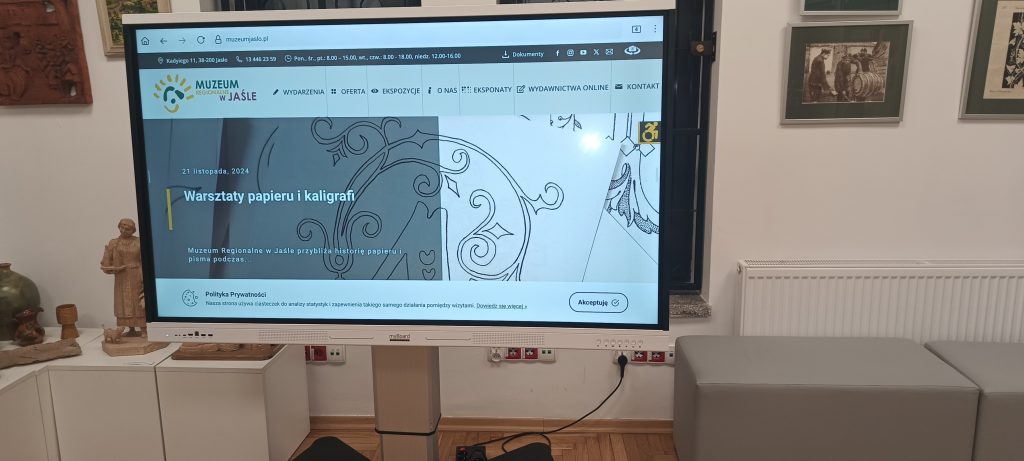 nowe gabloty ekspozycyjne i sprzęt multimedialny dla muzeum regionalnego w jaśle