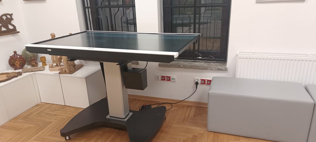 nowe gabloty ekspozycyjne i sprzęt multimedialny dla muzeum regionalnego w jaśle