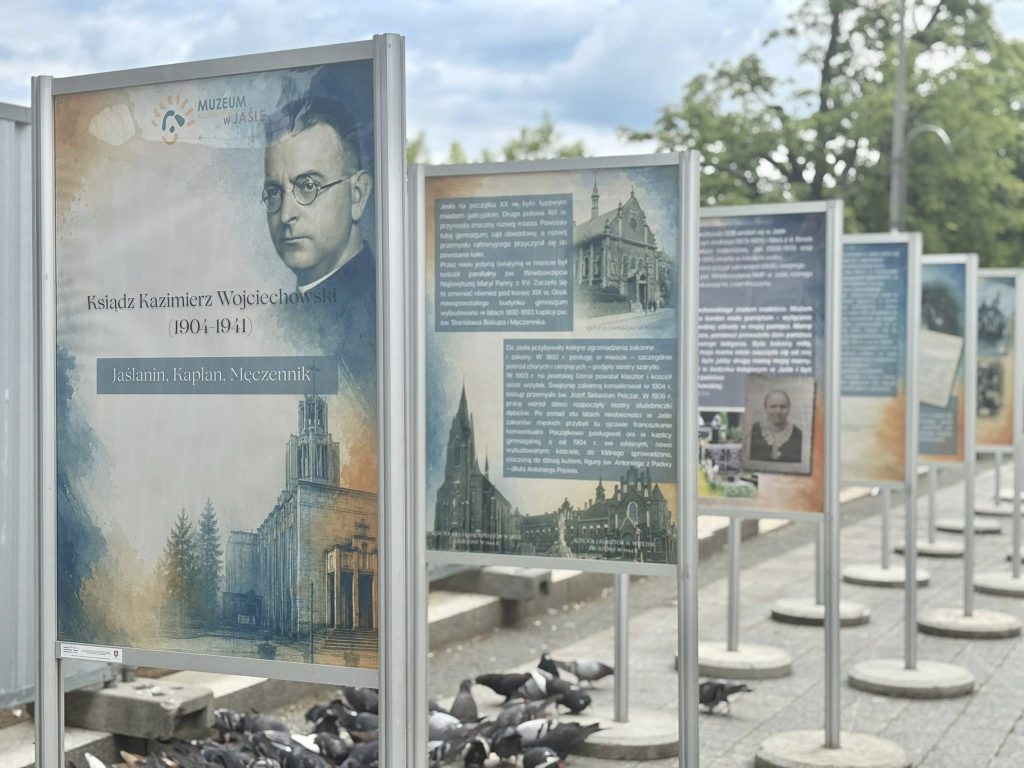 wystawa i notacja filmowa poświęcone ks. kazimierzowi wojciechowskiemu